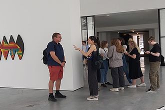 Gespräche und Austausch über die besuchten Ausstellungen fanden direkt vor Ort statt. © HTW Berlin/Oliver Rump