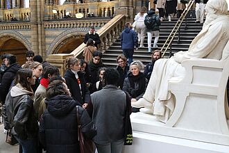 Führung mit Kuratorin und Museum-Detox-Perspektive im Natural History Museum, London-Exkursion 2026. © HTW Berlin/ Tobias Nettke