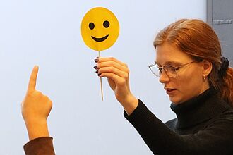 Die Schüler*innen geben ihre Stimme zu den Evaluationsfragen ab. © HTW Berlin/ Daniel Puster