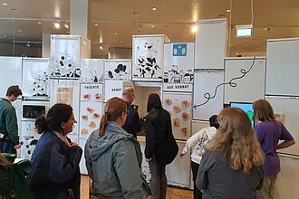 Eine Gruppe erkundet Kühlschränke, die als Präsentationselemente dienen. © HTW Berlin/Daniel Puster