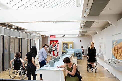 Studierende testen Ausstellungselemente aus Sicht von Geh- und Sehbehinderten Besucher_innen. © HTW Berlin / Marco Ruhlig