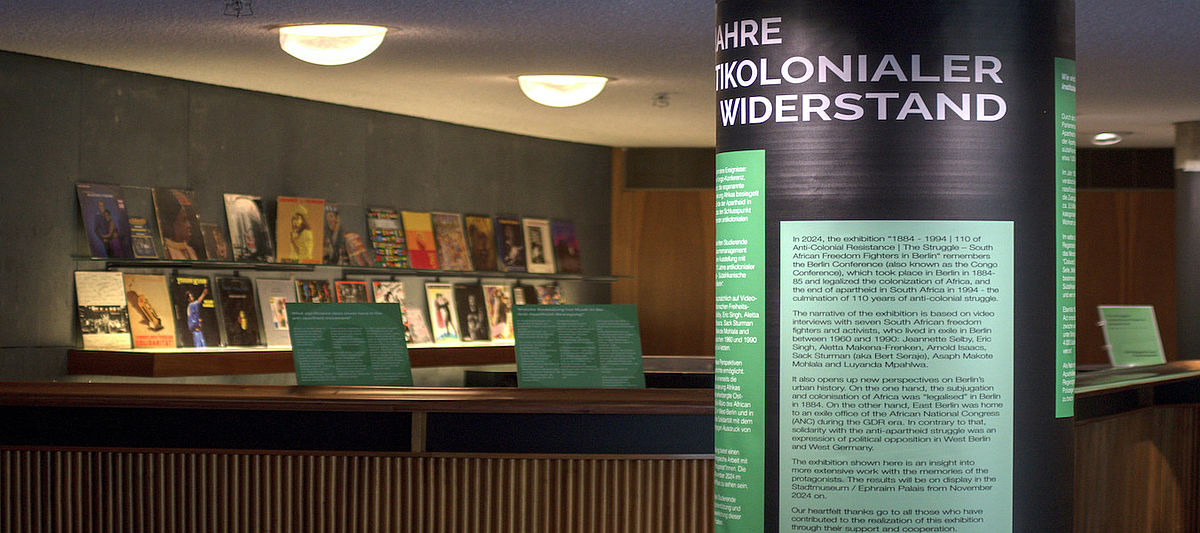 Einblick in die Plug-In-Ausstellung im HKW | Haus der Kulturen der Welt, Hirschfeldbar. © HTW Berlin / Josephine Manthey