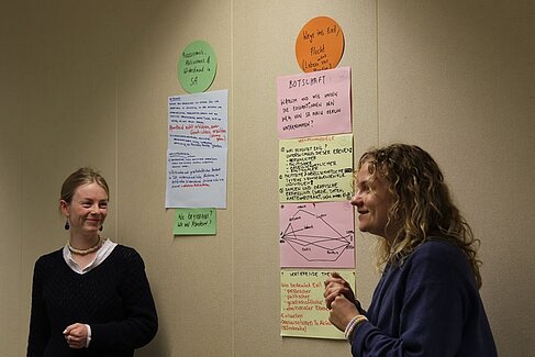 Daphne O'Brien und Sina Meschke präsentieren die Ergebnisse des Konzeptworkshops für die Ausstellung. © HTW Berlin / Arianna Giusti-Hanza
