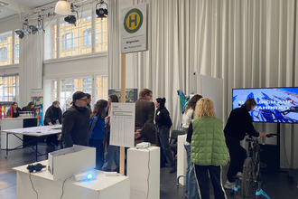 Besucher:innen erkunden die Ausstellung zum Thema Grenzen. © HTW Berlin / Jonas Togler