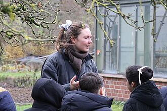 Die Schüler*innen erkunden bei der Mikroklima-Challenge den Garten der Öko-Insel. © HTW Berlin/ Daniel Puster