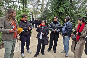 In Kews Garden, London mit David Francis: Wie kann man Pflanzen dekolonisieren? © HTW Berlin/ Catherine Mann-Grabowski In Kews Garden, London mit David Francis: Wie kann man Pflanzen dekolonisieren? © HTW Berlin/ Catherine Mann-Grabowski