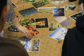 Zum Einstieg in den Workshop „Klimaheld*innen gesucht!” tauschen sich die teilnehmenden Schüler*innen über ihre Stimmung  aus. © HTW Berlin/ Daniel Puster