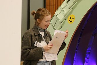 Die Evaluationsgruppe im Projektteam erfasst die Beurteilungen im Evaluationsbogen. © HTW Berlin/ Daniel Puster