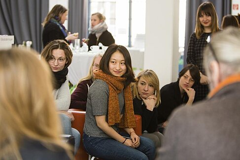 Students and lecturer at the annual Werkschau © HTW Berlin / Camilla Rackelmann