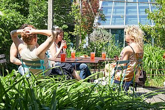 Die Studierenden genießen die Sonne. © HTW Berlin/ Thomas Kämpfe