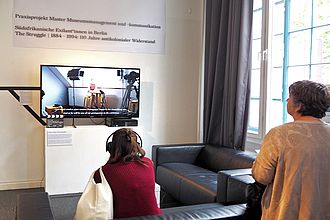Mit einem Video erklärten die MA-Studierenden den BesucherInnen ihr Ausstellungskonzept. © HTW Berlin/Letz