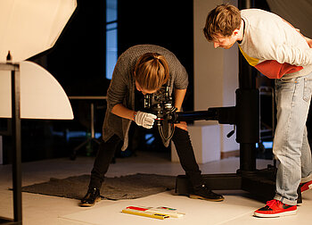 Studierende bei der fotografischen Arbeit © HTW Berlin