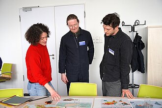 Besucher:innen im Dialog während einer der Workshops. © HTW Berlin/ Wdane