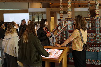 Die Studierenden bei der Führung durch das jüdische Museum POLIN. © HTW Berlin / Thomas Kämpfe