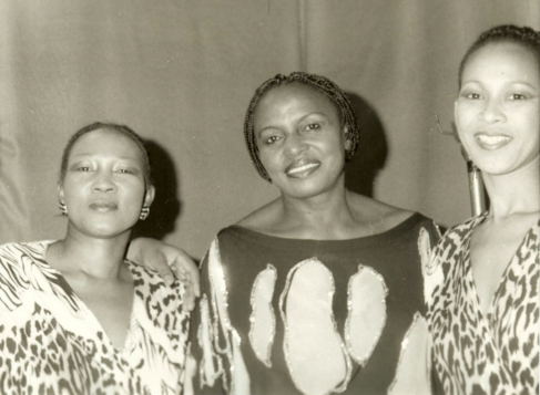 Foto-Objekt: Miriam Makeba and the Shikiza-group, Festival des politischen Liedes, Februar 1985, Berlin, Fotograf Eric Singh