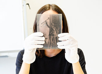Studierende mit historischem Objekt © HTW Berlin / Marco Ruhlig