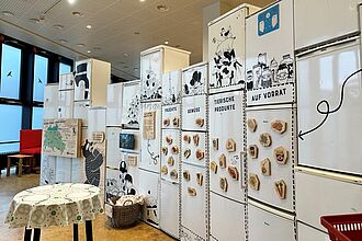 Mit der Ausstellung erhalten die recycelten Kühlschränke einen neuen Zweck: Sie verbinden anschaulich und greifbar die Themen Energie und Ernährung. © HTW Berlin/Daniel Puster