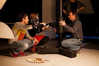 Studierende und Dozent bei der Arbeit im Foto-Studio.  © HTW Berlin / Maria Schramm