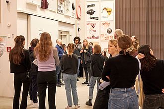 Die Studierenden erhalten Einblicke in die Ausstellungskonzepte des DOX Center. © HTW Berlin / Thomas Kämpfe