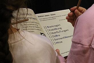 Mit einem Rallyeheft erkunden die Schüler*innen die Ausstellung. © HTW Berlin/ Daniel Puster