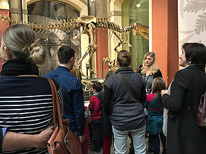 Studierende begleiten eine Veranstaltung im Museum für Naturkunde. © HTW Berlin / Pei Wang