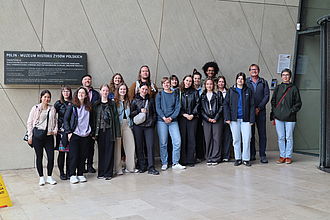 Ein Gruppenbild mit den Studierenden und Professoren in Warschau, vor dem jüdischen Museum POLIN. © HTW Berlin / Thomas Kämpfe