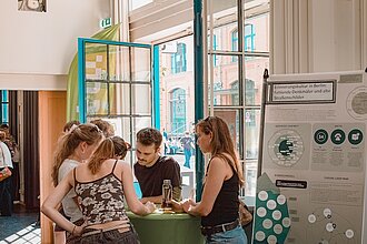 Die Studierenden tauschen sich über die verschiedenen Projekte aus. © HTW Berlin / Lea-Marie Neuber