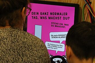 Bei der Rallye erfahren die Schüler*innen mehr über ihren persönlichen Stromverbrauch. © HTW Berlin/ Daniel Puster