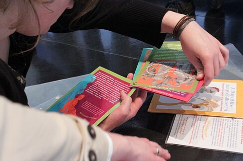 Exchange of brochures and leaflets at a convention © HTW Berlin / Tobias Nettke
