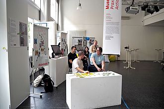 Unsere Studierenden warten auf die ersten BesucherInnen der Werkschau. © HTW Berlin/Letz