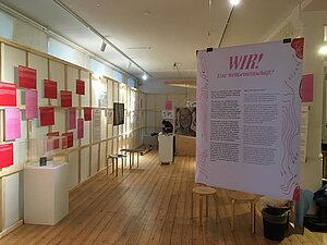 Einblick in einen Teil der Ausstellung Wir! Eine Weltgemeinschaft? im FHXB Museum Berlin, vor der Eröffnung. © HTW Berlin / Annika Lorenz
