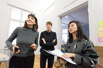 Studierende mit einer Mitarbeiterin des Jugend Museums Schöneberg © Marco Ruhlig 