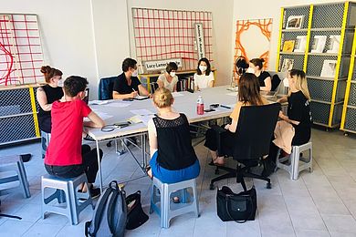 Projekttreffen in Kleingruppen. Hier Masterstudierende im Büro der Dekoloniale. © HTW Berlin / Julia Thielke