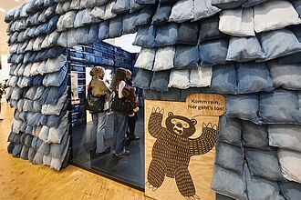 Der erste Raum ist mit recycelten Jeans ausgekleidet. Er bietet weitere interessante Inhalte zum Thema Klimawandel. © HTW Berlin/ Julia Boensch-Bär