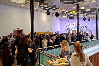 Bild 4: Im Anschluss an die klassische Banddurchschneidungszeremonie gehen die Gäste erwartungsvoll in Richtung Ausstellungsfläche. © HTW Berlin/Daniel Puster