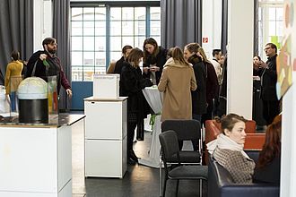 Studierende visualisieren mit verschiedenen Techniken. © HTW Berlin / Camilla Rackelmann