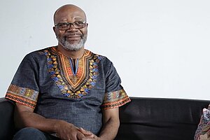 Luyanda Mpahlwa im Interview mit Studierenden der HTW Berlin. © Thabo Thindi