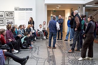 Die Gruppe bei einer Führung durch das Museum des Kommunismus. © HTW Berlin / Thomas Kämpfe