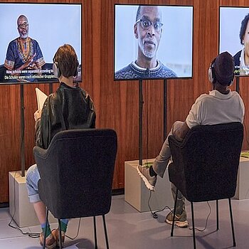 Bildschirm-Stationen mit Zeitzeug*innen-Interviews zu den Themen “Apartheid”, “Widerstand in Südafrika”, “Widerstand in Berlin”, “Nach 1990”. © HTW Berlin / Thomas Kämpfe
