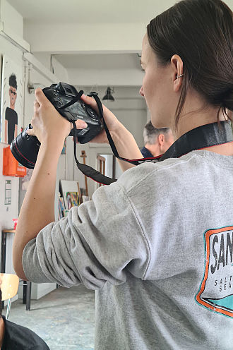 Eine Studentin dokumentiert die Arbeiten beim Filmworkshop “Im Wasser/Spiegel” in der Schlesischen 27 mit der Kamera. © HTW Berlin / Maika Metzler