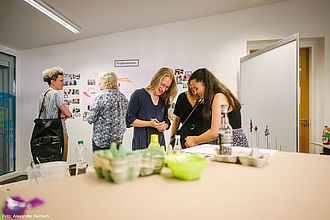 An der interaktiven Station des Masterprojekts konnten Besucher*innen ihre eigene Samenbombe herstellen. © HTW Berlin / Alexander Rentsch