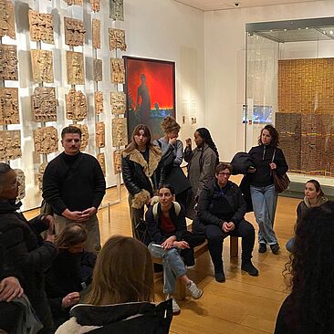 Decolonial Walk im British Museum bei der London-Exkursion 2026. © HTW Berlin / Tobias Nettke 