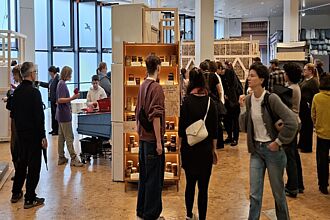 Die neugierigen Besucher*innen flanieren durch die Ausstellung. © HTW Berlin/Daniel Puster