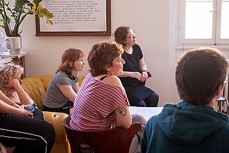 Die Studierenden verfolgen einen Vortrag im interdisziplinären Kulturraum Atelier Sì. © HTW Berlin/ Thomas Kämpfe
