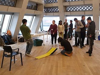 In der Tate Exchange finden Besucher_innen interaktive und partizipative Formen der Auseinandersetzung mit Kunst © HTW Berlin / Tobias Nettke