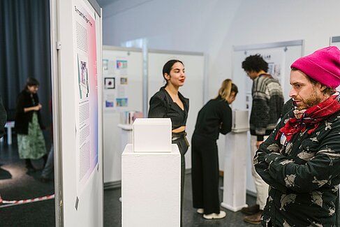 Die Modelle bei der Präsentation zu den Einblicken im Januar 2023. © HTW Berlin / Alexander Rentsch