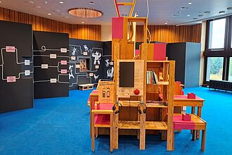 Zu einem Berg aufgehäufte Möbel bilden den Mittelpunkt des Aktions-Campus’. Hier können sich Kinder über Projekte, Aktionen und Verbände informieren, die sich in Berlin mit dem Klimaschutz im Alltag beschäftigen. © HTW Berlin/ Heledd Ruddigkeit