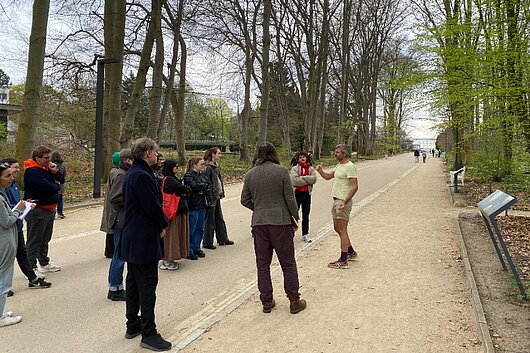 Studierende erhalten eine Führung durch den Botanischen Garten Berlin. © HTW Berlin/Tobias Nettke