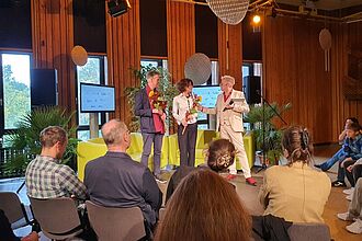 Danksagung an das kuratorische Team, Stefan Ostermeyer	          Die neugierigen Besucher*innen flanieren durch die       und Claudia Lorenz. © HTW Berlin/Daniel Puster