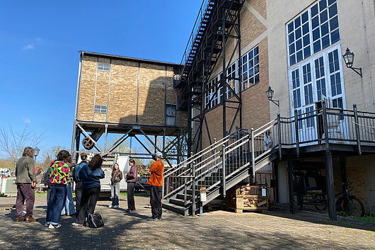 Studierende bei einem Besuch im E-Werk in Luckenwalde. © HTW Berlin/Tobias Nettke